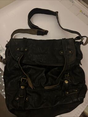 Black Men's Leather Messenger Bag - Classic Crossbody